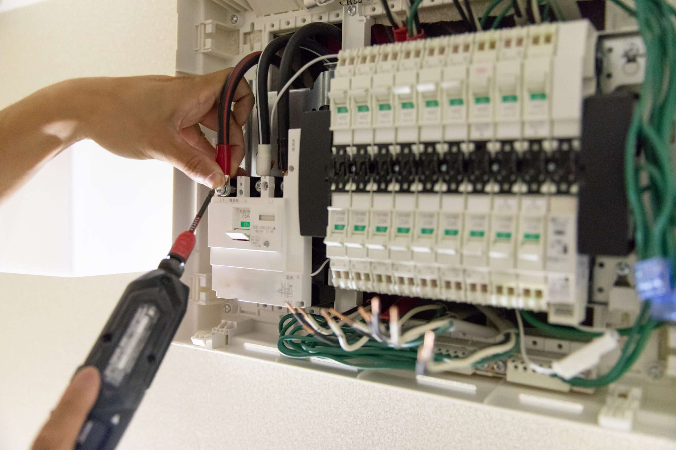 Installation of a quake-sensitive circuit breaker